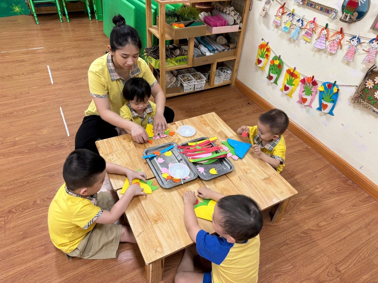 HOẠT ĐỘNG TRẢI NGHIỆM: LÀM BƯU THIẾP CHÀO MỪNG NGÀY NHÀ GIÁO VIỆT NAM 20/11 CỦA CÁC BÉ LỚP MẪU GIÁO BÉ C1 TRƯỜNG MẪU GIÁO SỐ 10