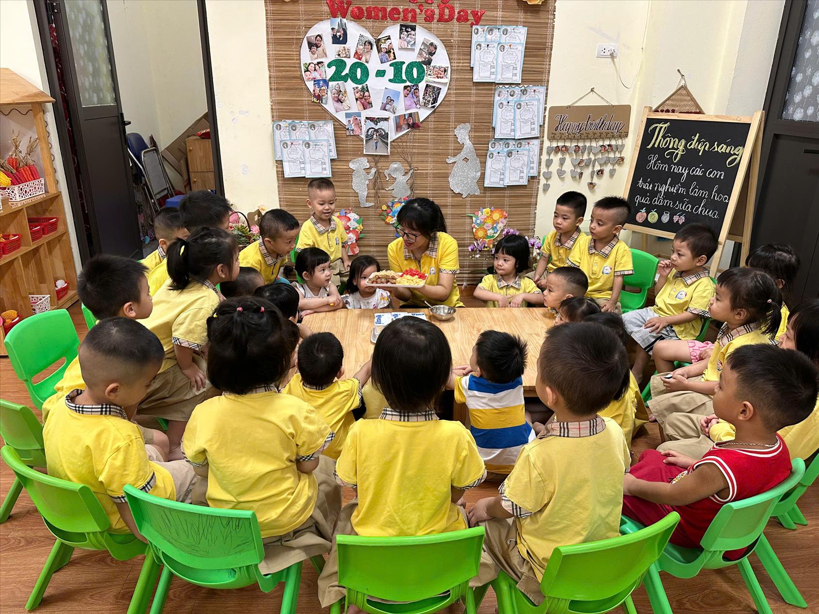 Hoạt động trải nghiệm: “Hoa quả dầm trộn sữa chua” của các bạn nhỏ lớp C3