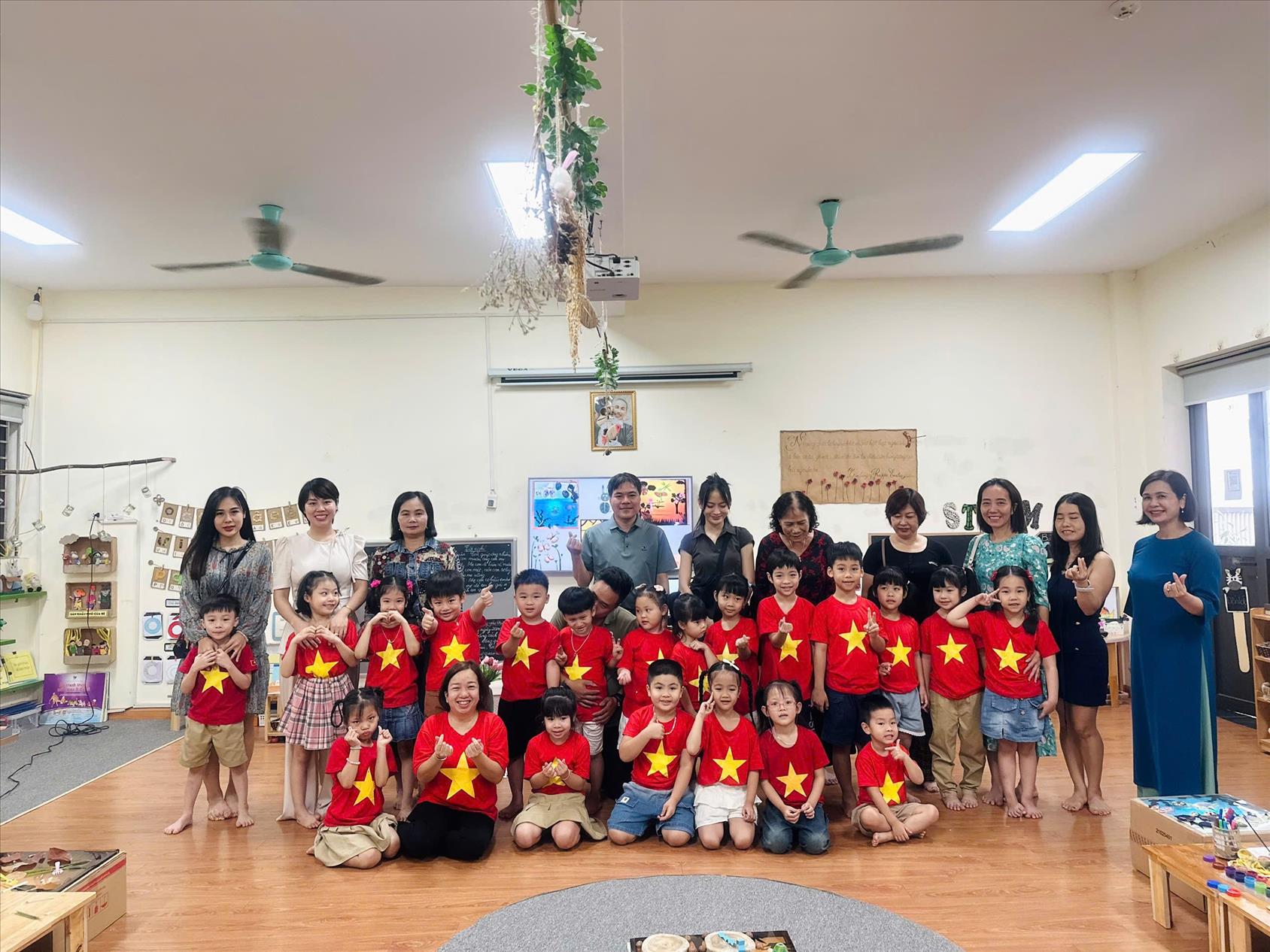 HOẠT ĐỘNG CHÀO MỪNG NGÀY NHÀ GIÁO VIỆT NAM CỦA CÔ TRÒ LỚP A1 - TRƯỜNG MẪU GIÁO SỐ 10