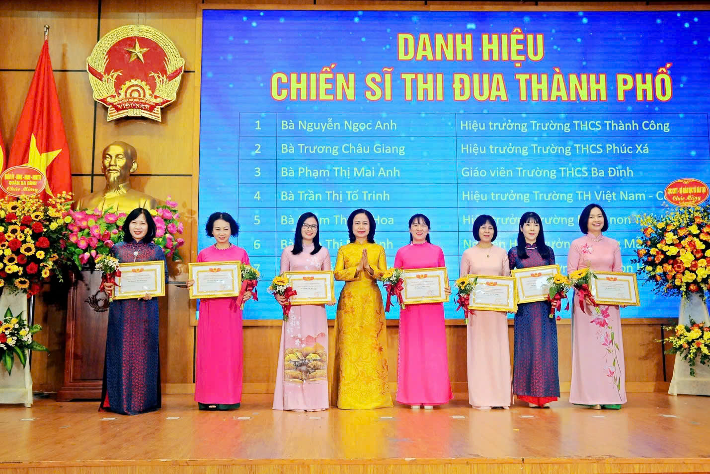 Đ/c Trần Thị Mai Anh – nguyên Hiệu trưởng trường Mẫu giáo Số 10 vinh dự nhận danh hiệu Chiến sĩ thi đua cấp Thành phố.