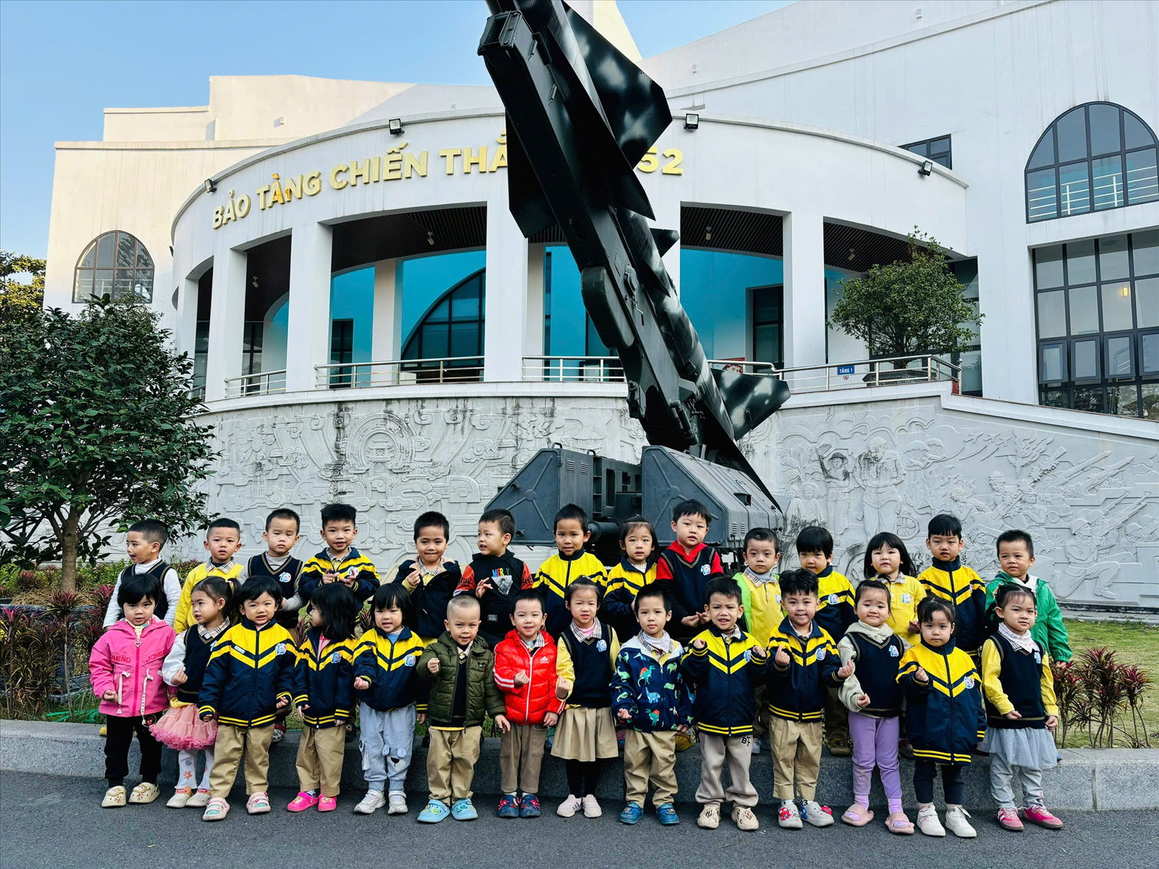 Buổi thăm quan bảo tàng B52 của các con học sinh lớp MGB C2