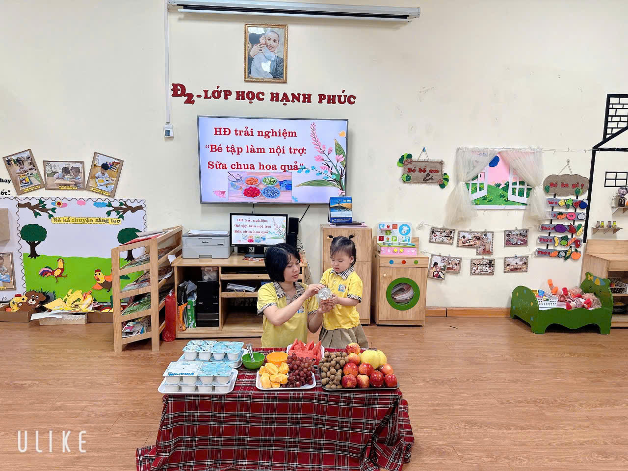 Hoạt động trải nghiệm Bé tập làm nội trợ với món “ Hoa quả dầm sữa chua” cùng các con lớp Nhà trẻ D1