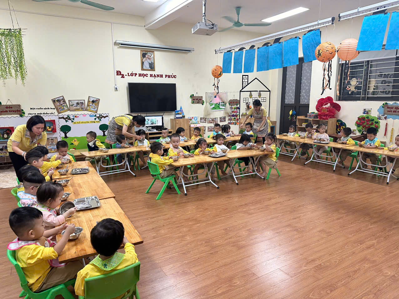 “Bữa ăn trưa vui vẻ” của các con lớp Nhà trẻ D1