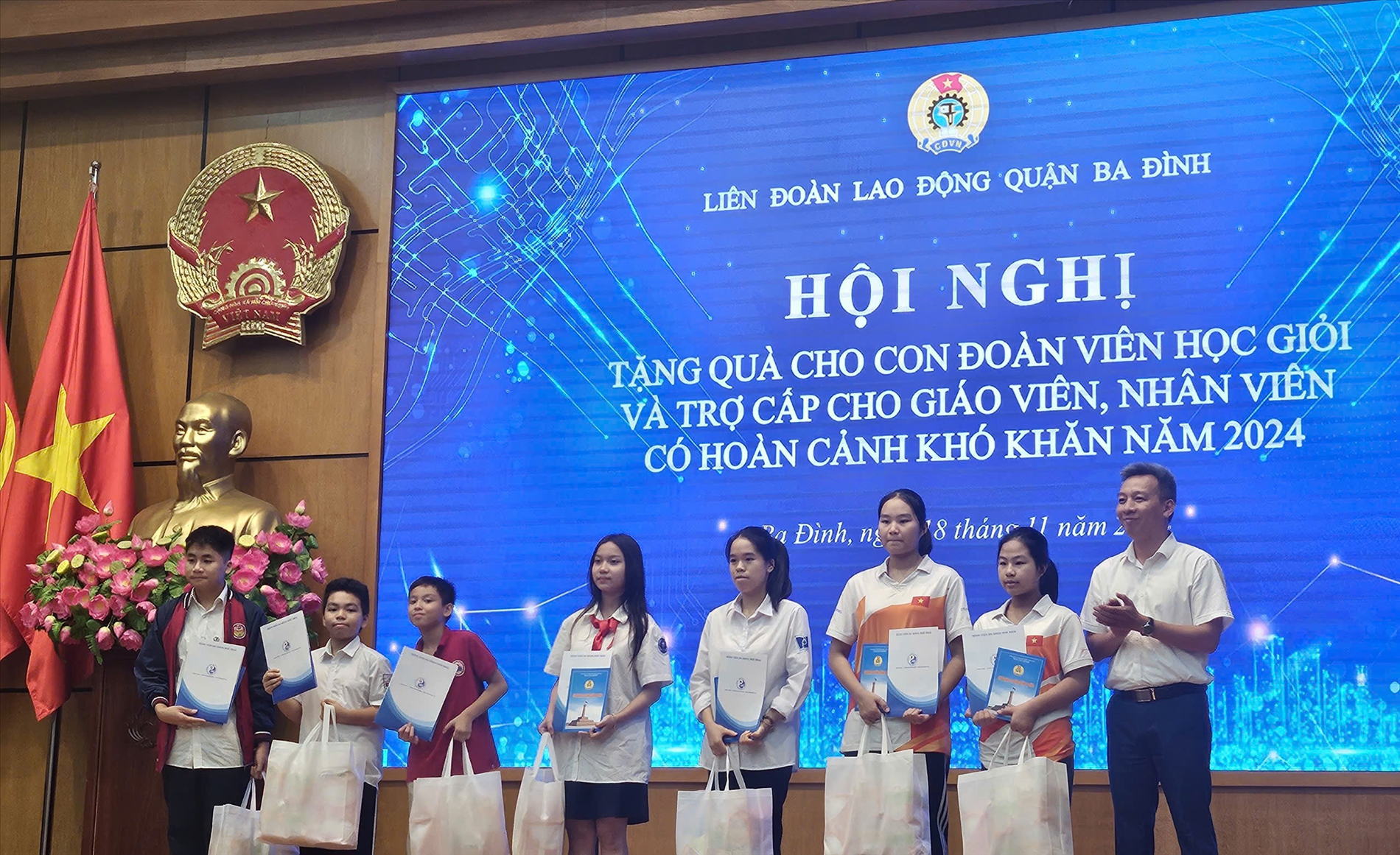 CON CÔNG ĐOÀN VIÊN TRƯỜNG MẪU GIÁO SỐ 10 ĐƯỢC  KHEN THƯỞNG CÓ THÀNH TÍCH CAO TRONG HỌC TẬP