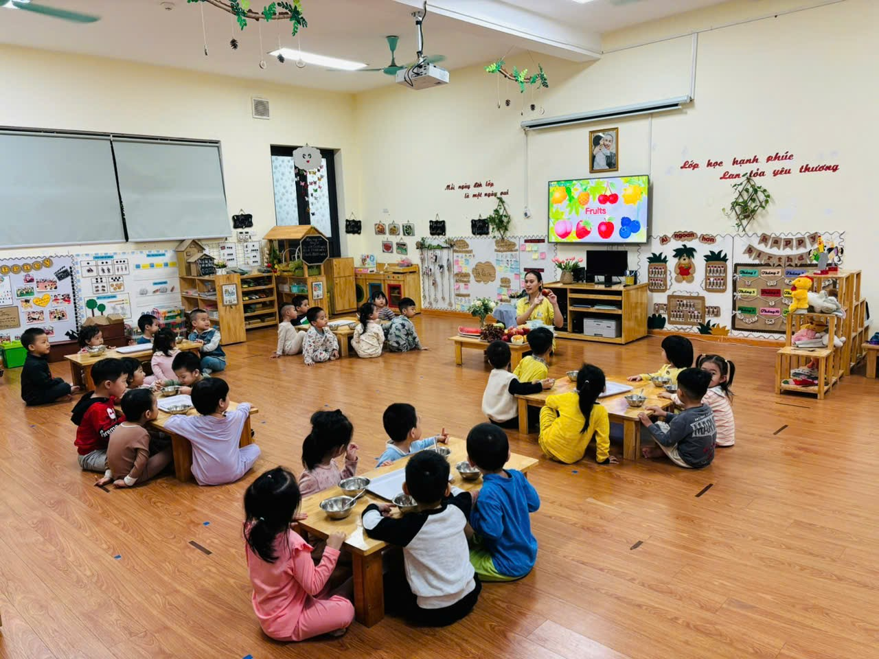 Các bé lớp MGB C2 trải nghiệm “Làm hoa quả trộn”