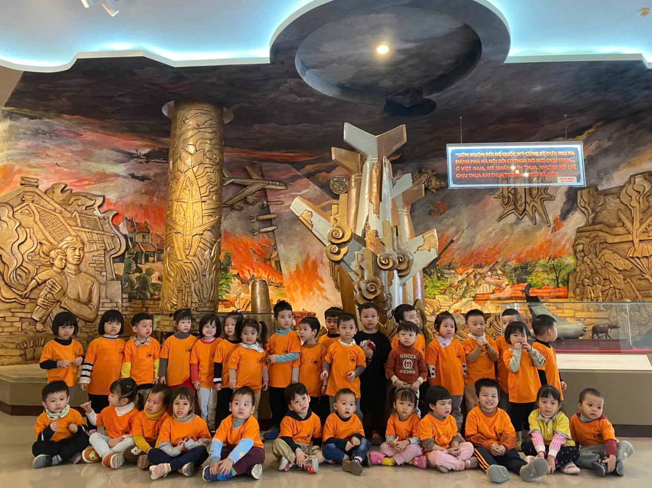 Buổi tham quan Bảo tàng Chiến thắng B52 của các bạn học sinh lớp MG bé C1