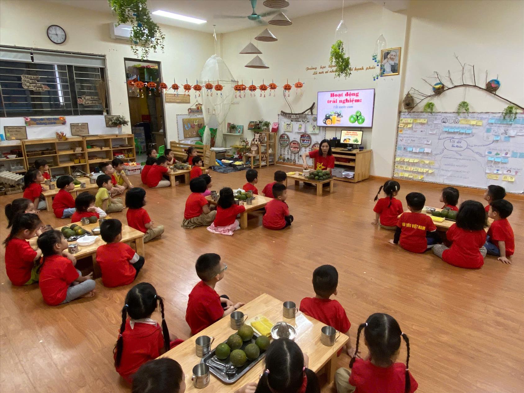 Hoạt động trải nghiệm "Vắt nước cam" của các bé lớp B3 Trường mẫu giáo số 10.