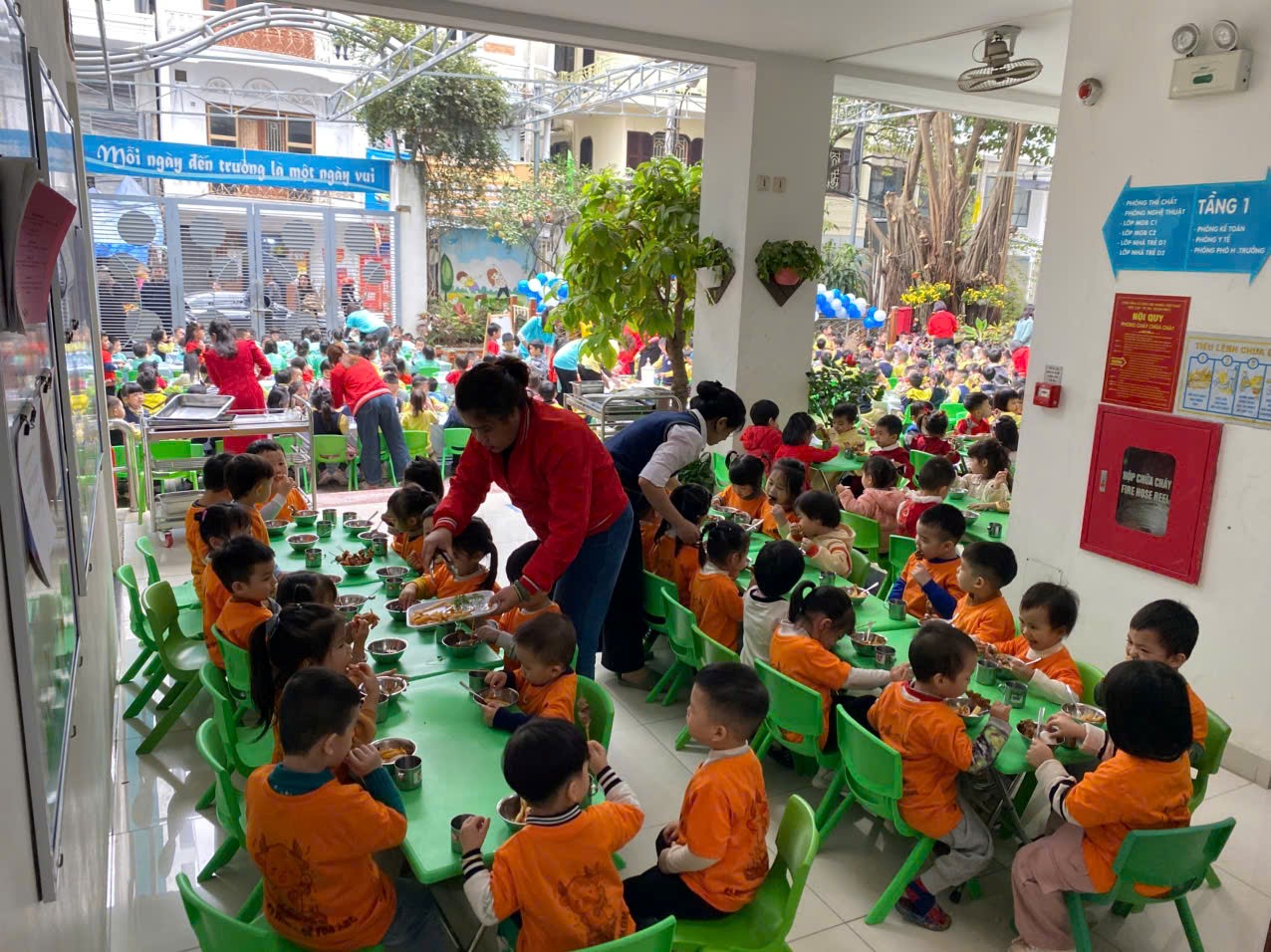 Các con lớp MG Bé C1 hân hoan chào đón năm mới 2025.