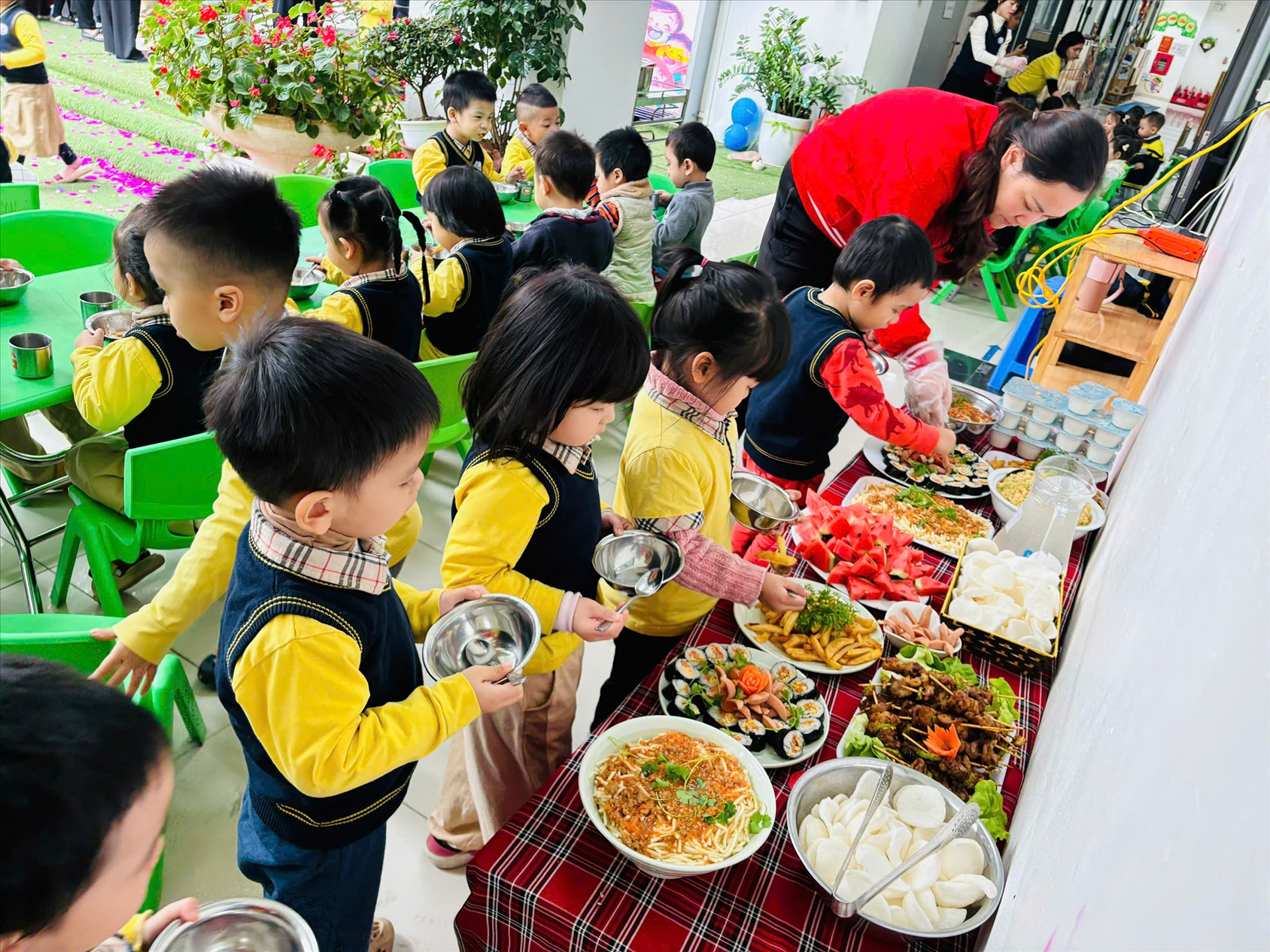 Các bé lớp C2 tham gia sự kiện chào năm mới 2025 và liên hoan tiệc buffet