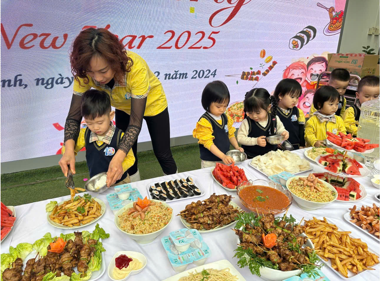 Lần đầu trải nghiệm tiệc buffet “ Chào đón năm mới 2025” của các con lớp Nhà trẻ D1