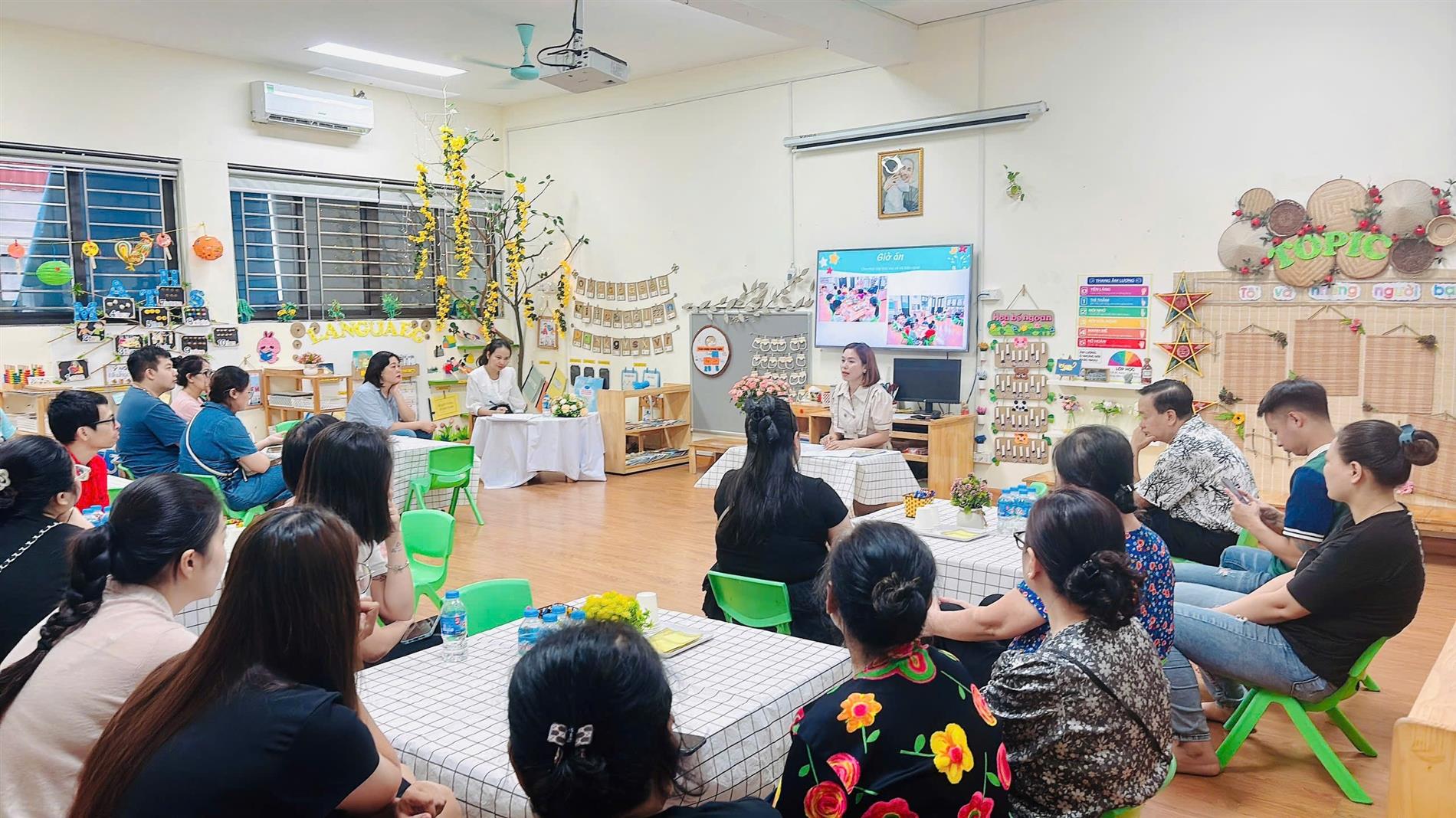 Buổi gặp mặt thân mật đầu năm giữa giáo viên lớp Mẫu giáo lớn A1 với phụ huynh học sinh.