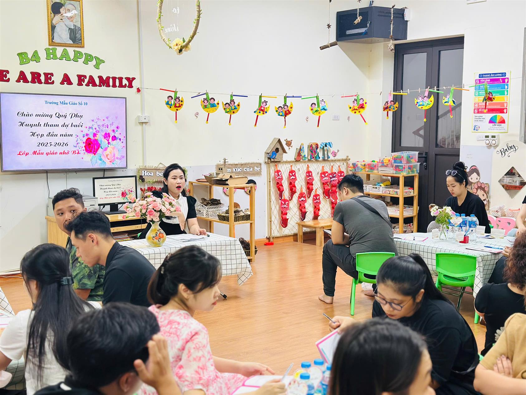 Buổi họp phụ huynh đầu năm học đầy ấm áp của lớp Mẫu giáo nhỡ B4