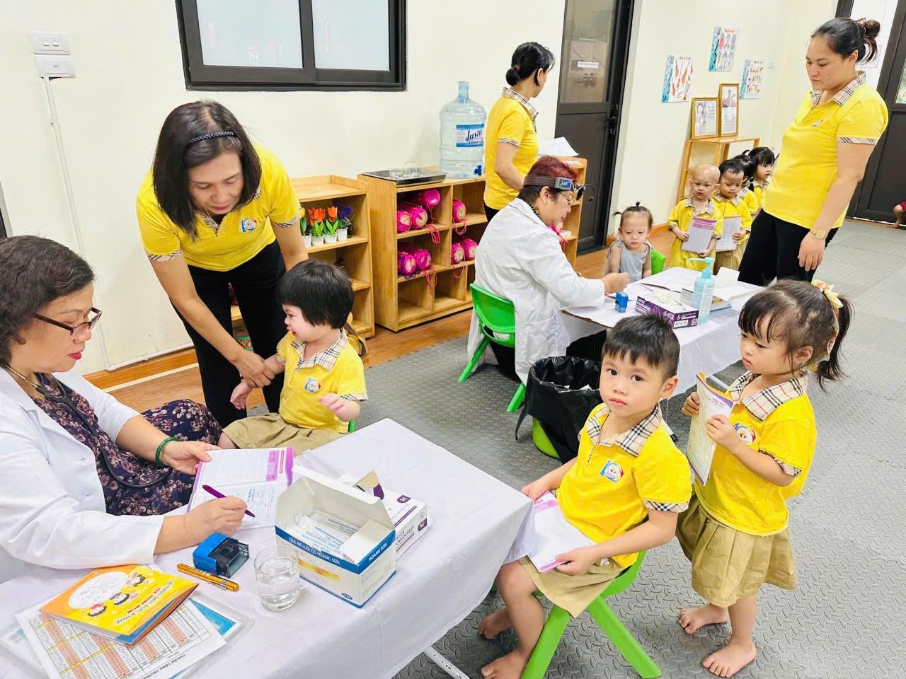 LỚP MẪU GIÁO BÉ C2 THAM GIA KHÁM SỨC KHỎE ĐẦU NĂM