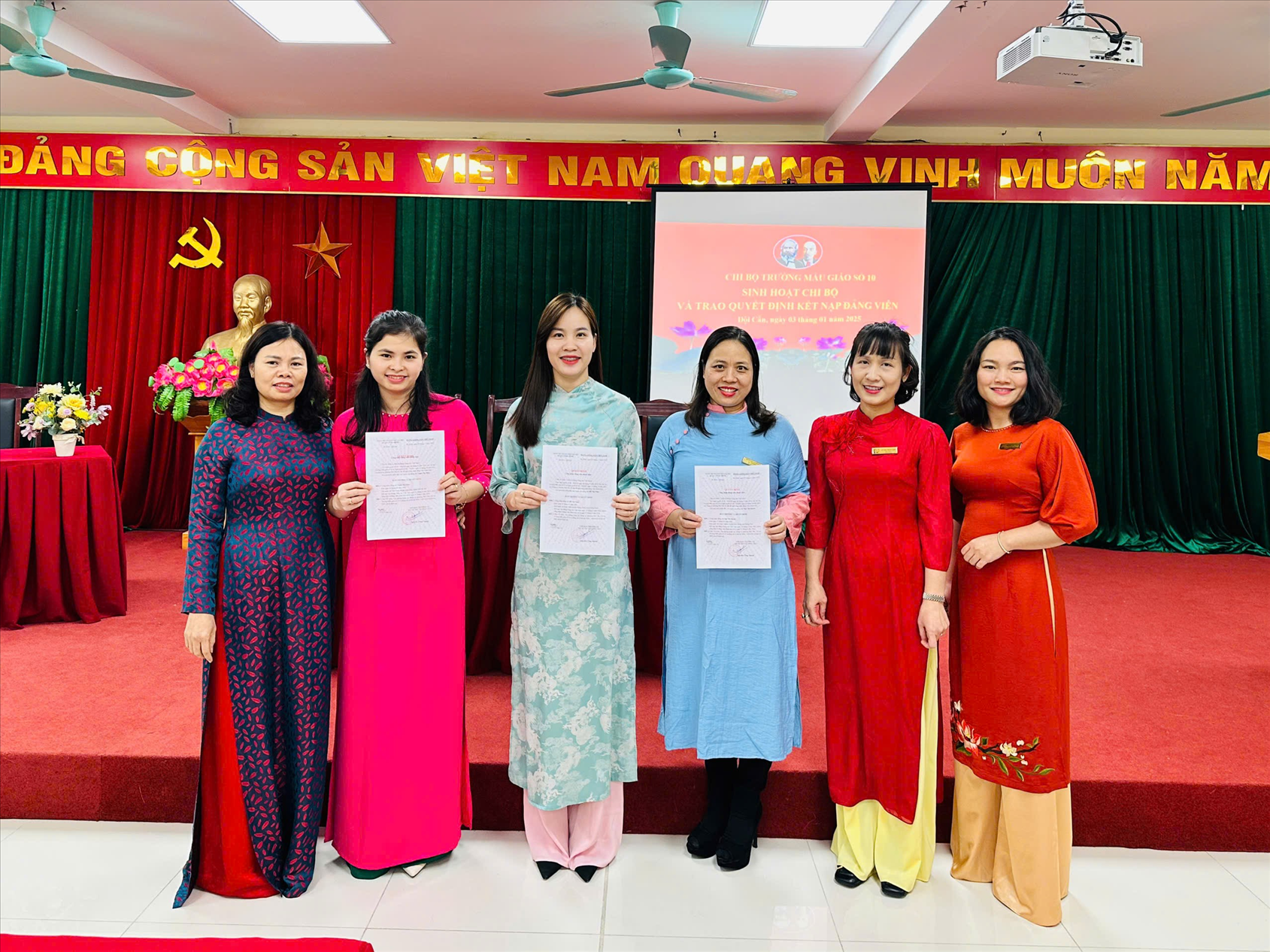 CHI BỘ TRƯỜNG MẪU GIÁO SỐ 10 TỔ CHỨC SINH HOẠT CHI BỘ VÀ “LỄ TRAO QUYẾT ĐỊNH CÔNG NHẬN ĐẢNG VIÊN CHÍNH THỨC”