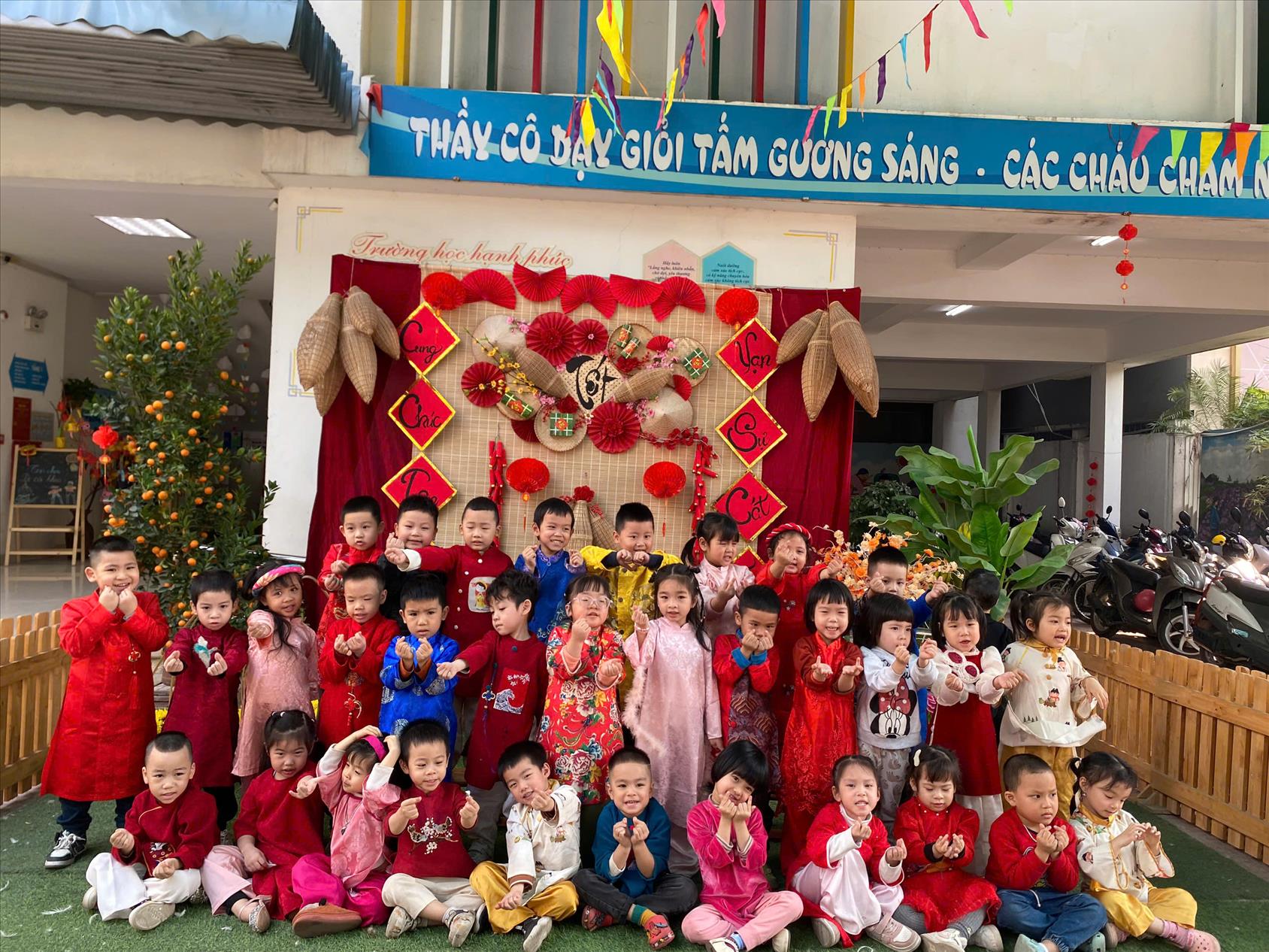 Cùng các bạn lớp B1 tham gia chuỗi hoạt động “Bé vui đón tết”