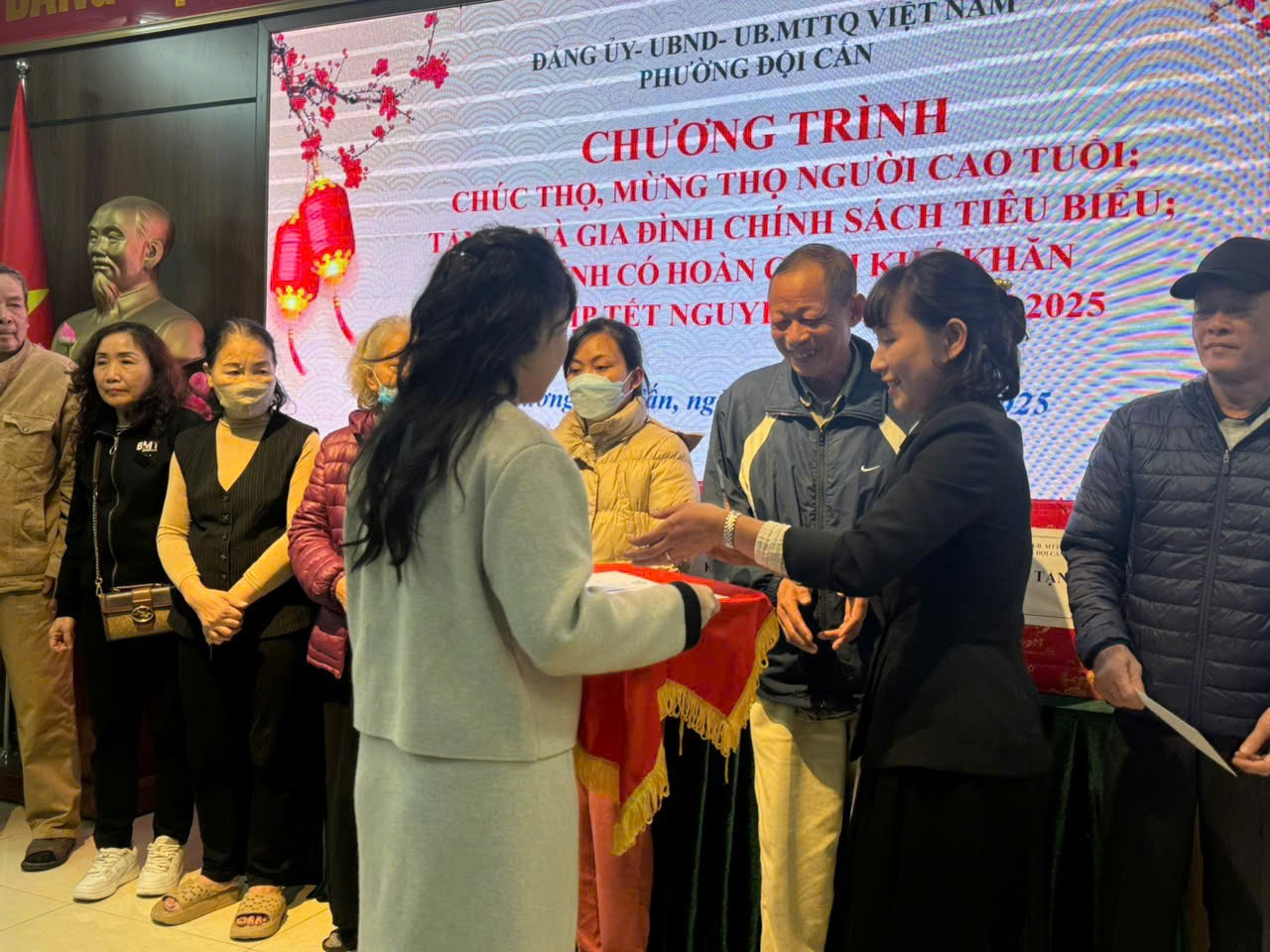 Trường Mẫu giáo Số 10 tham dự Chương trình “Chúc thọ, mừng thọ người cao tuổi và tặng quà cho các gia đình chính sách tiêu biểu và các hộ có hoàn cảnh khó khăn của phường Đội Cấn” Nhân dịp Xuân Ất Tỵ 2025