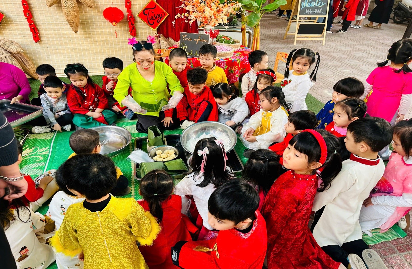 Lớp A4 tham gia trải nghiệm không khí lễ hội đặc trưng trong ngày Tết cổ truyền của dân tộc với ngày hội “Bé vui đón Tết” do trường Mẫu Giáo số 10 tổ chức.