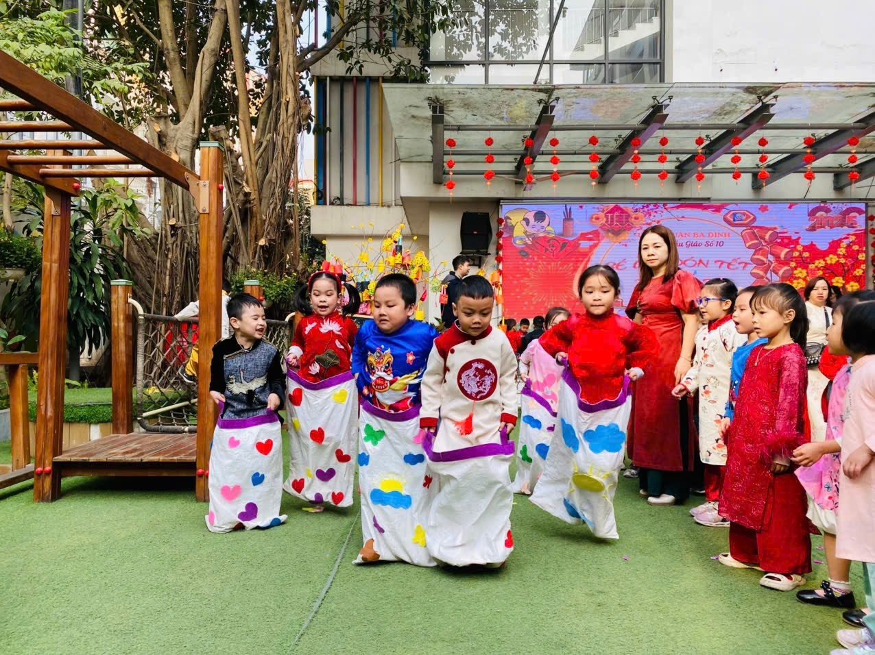 Chuỗi hoạt động chào xuân Ất Tỵ 2025 của các bé lớp MGL A5 trường Mẫu Giáo Số 10.