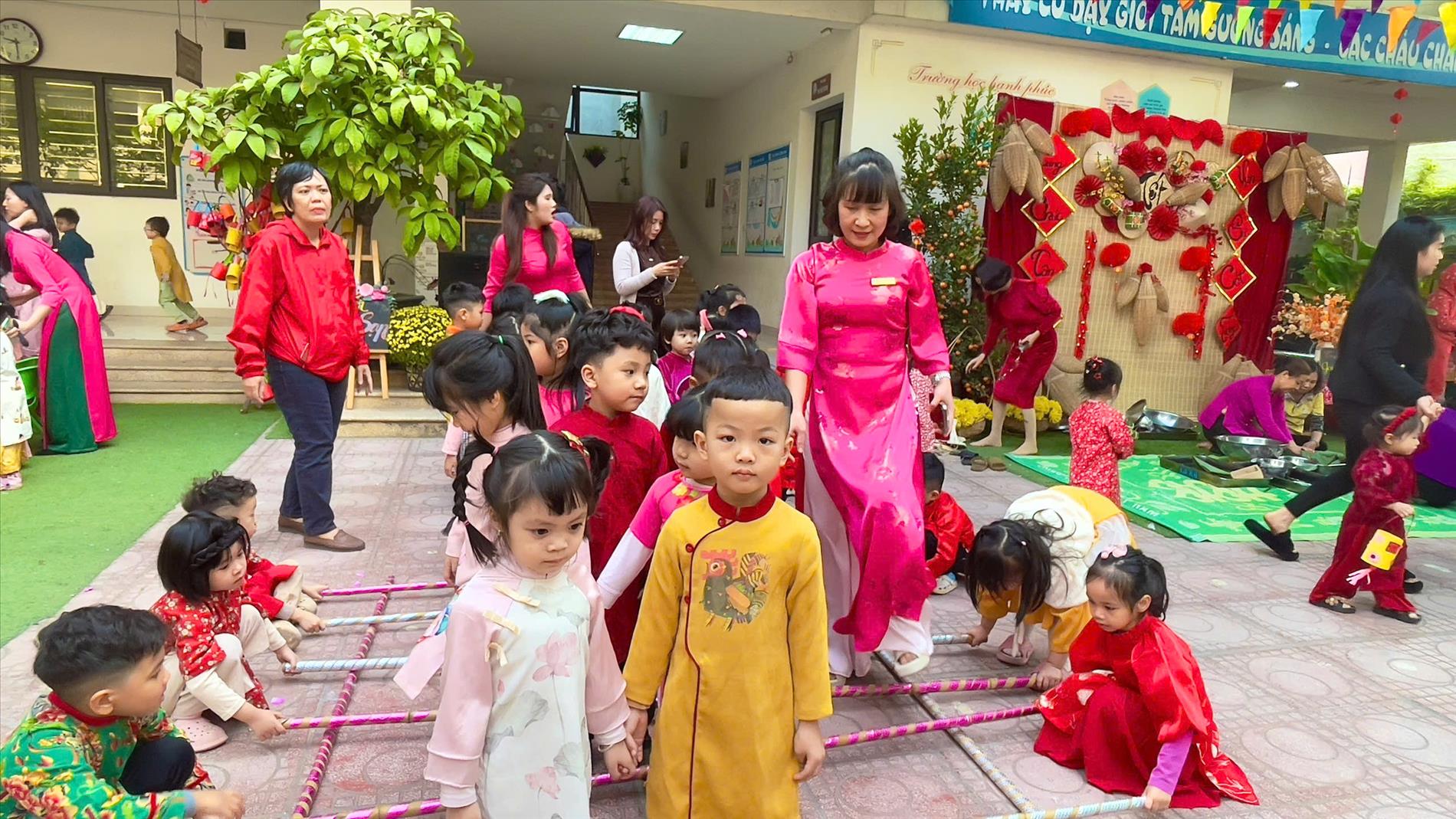 Các bé lớp MGN_B2 tham gia ngày hội “Bé Vui Đón Tết và cùng nhau Khám Phá Trò Chơi Dân Gian Truyền Thống”