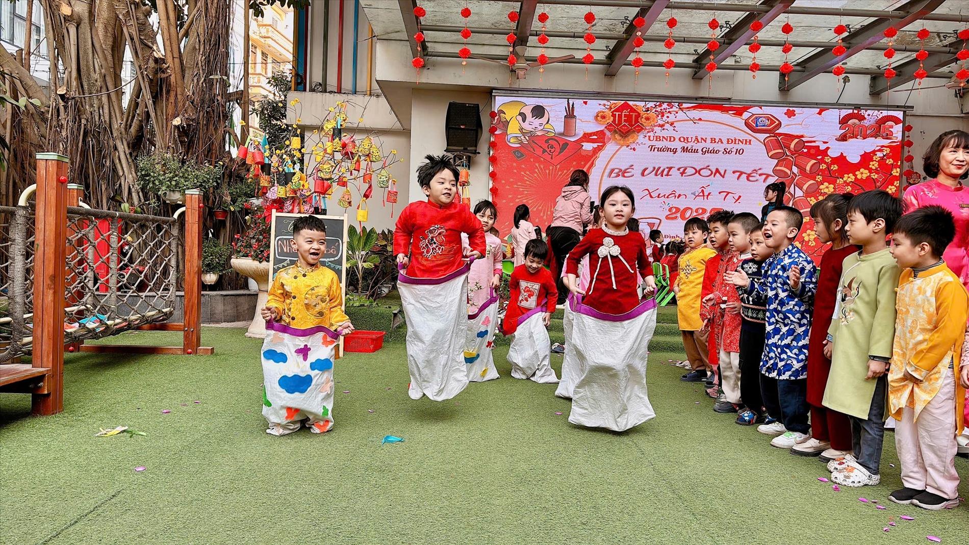 MỘT NGÀY ĐÁNG NHỚ CỦA CÁC BẠN NHỎ LỚP A2 KHI ĐƯỢC THAM GIA HOẠT ĐỘNG “BÉ VUI ĐÓN TẾT”  TẠI TRƯỜNG MẪU GIÁO SỐ 10