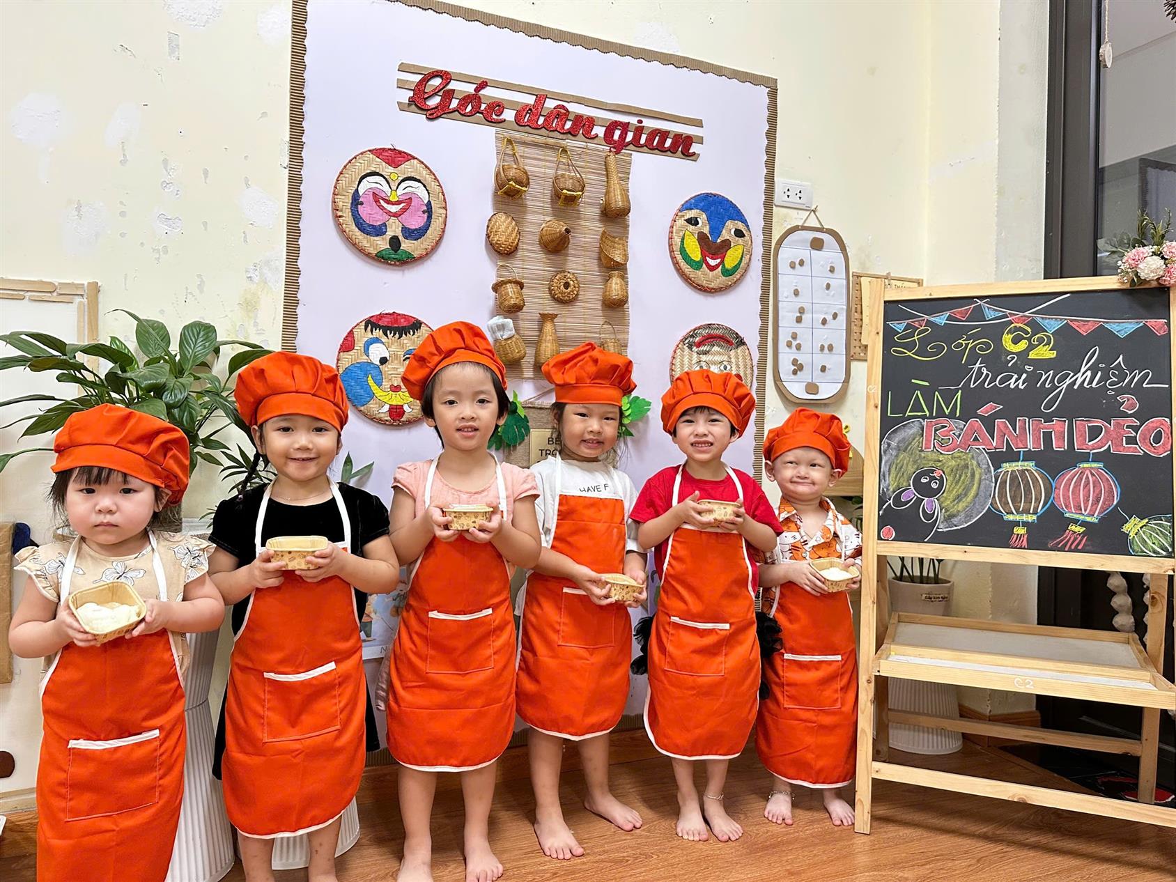 CÁC BÉ LỚP C2 LÀM BÁNH TRUNG THU