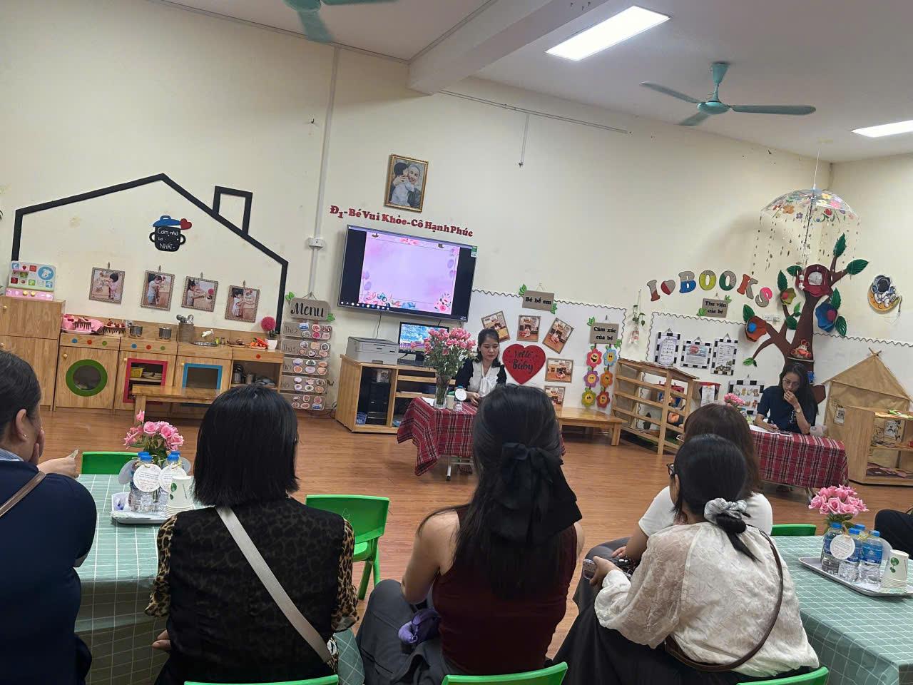 Đồng hành cùng con – Gắn kết từ buổi họp phụ huynh đầu năm lớp D1