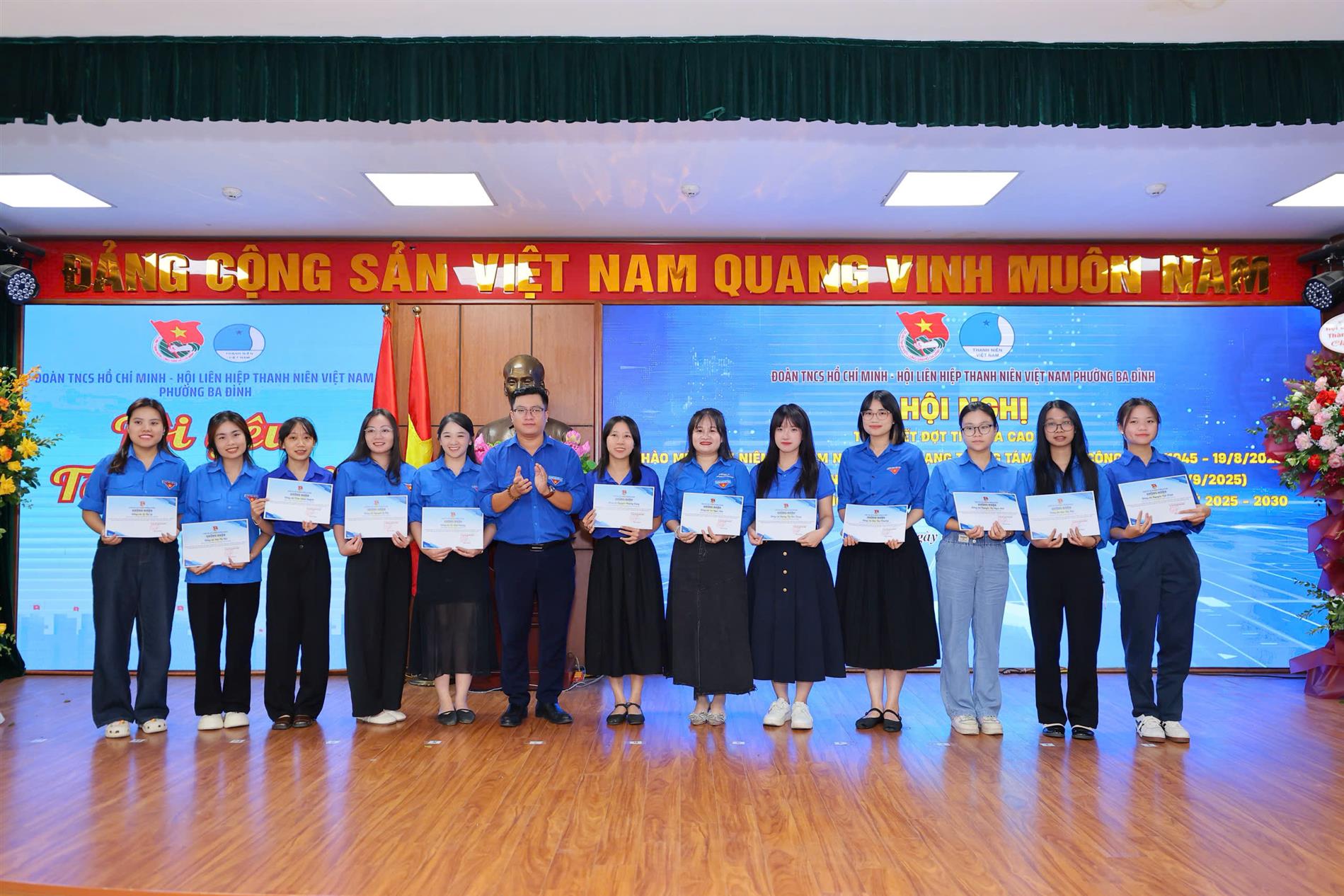 Đoàn Thanh niên Trường Mẫu giáo số 10 xuất sắc nhận Giấy chứng nhận tham gia tích cực Đại lễ A80 của đoàn phường Ba Đình.