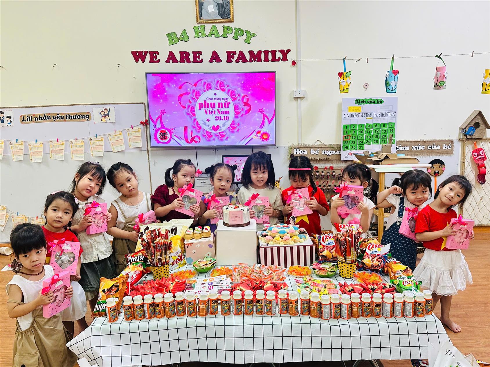 Ngày 20/10 ngọt ngào của các bé lớp B4 – với thông điiệp " Trao gửi yêu thương "