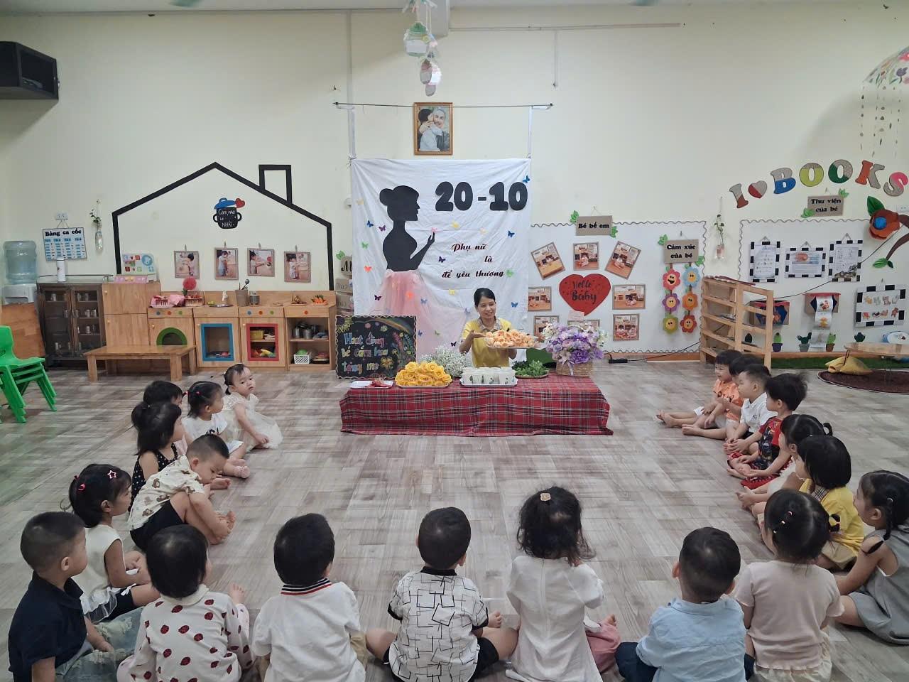 HOẠT ĐỘNG CẮM HOA TẶNG MẸ VÀ TẶNG QUÀ CÁC BẠN GÁI 20/10 – YÊU THƯƠNG GỬI TRAO TỪ ĐÔI TAY NHỎ CỦA CÁC BẠN LỚP D1