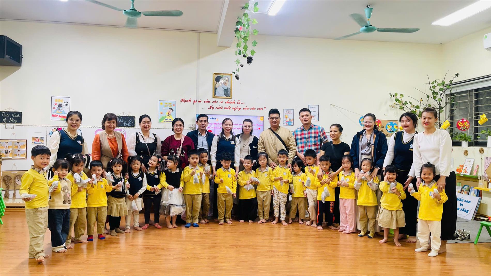 🌿 Các bé lớp MGN_B2 Khám phá: Sự kỳ diệu của thảo mộc cùng bố mẹ và người thân qua Ngày hội kết nối phụ huynh 🌿