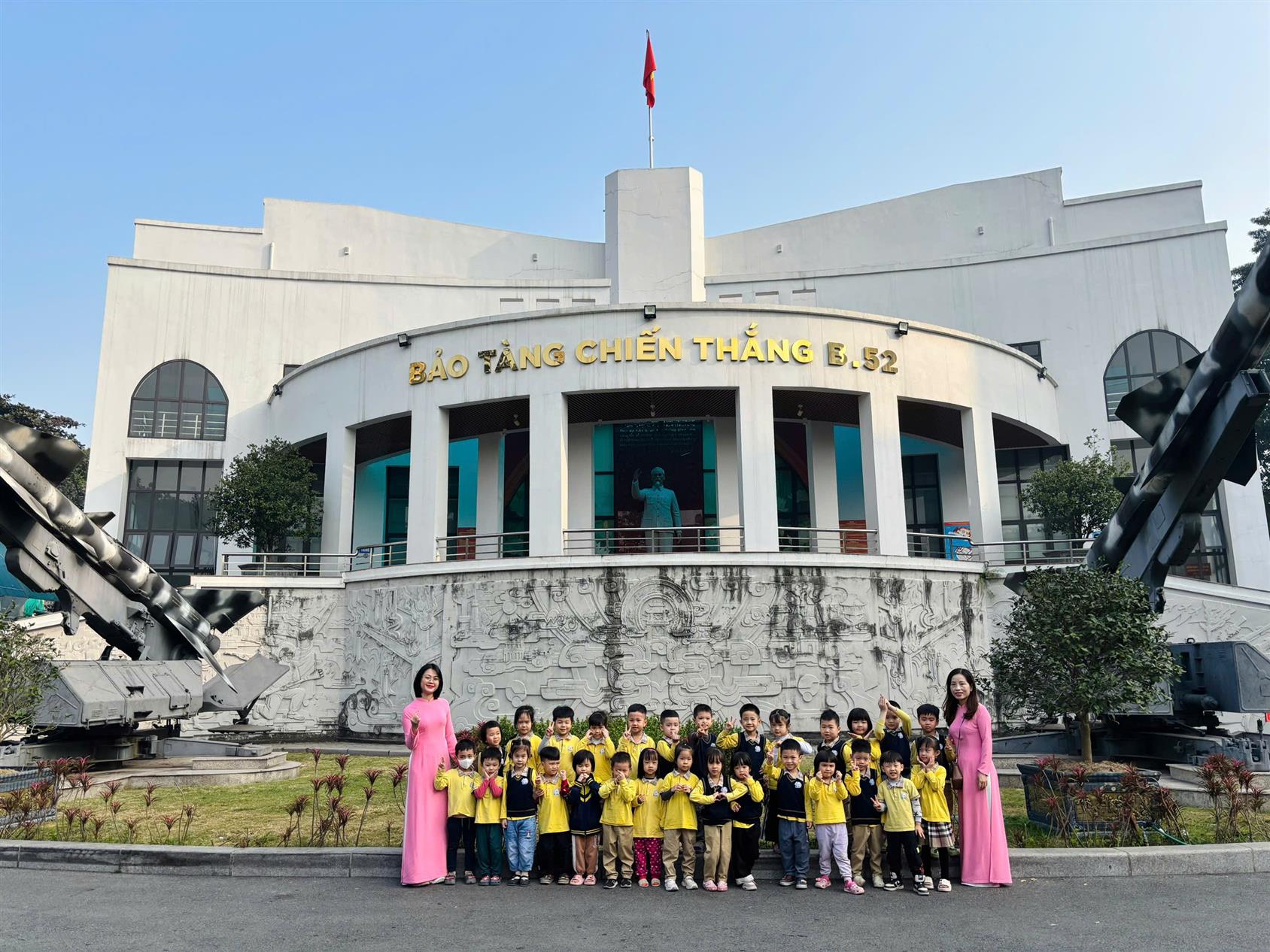 Các bé lớp MGN B1 tham quan bảo tàng B52 chào mừng ngày thành lập quân đội nhân dân Việt Nam 22/12