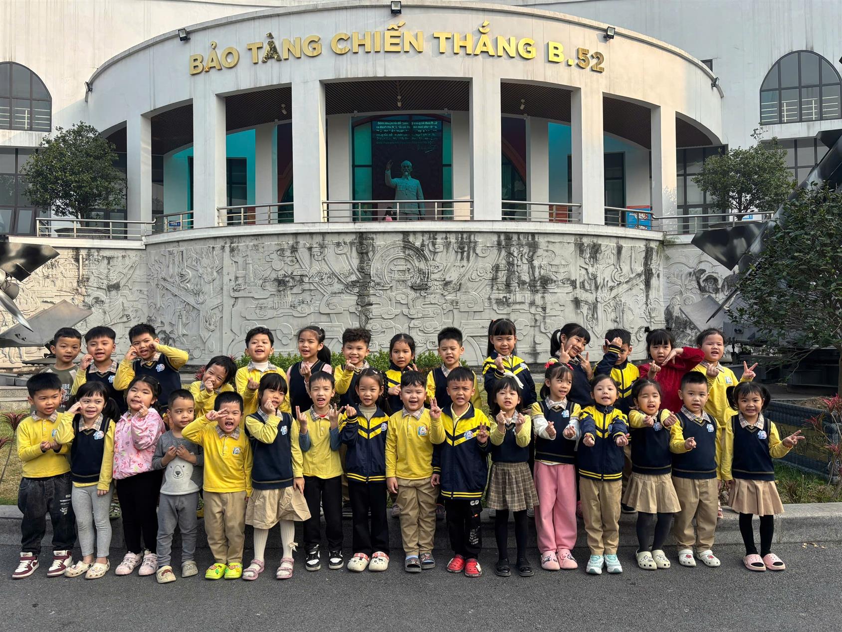 Lớp MGL A2 trường mầm non Số 10 tham quan “Bảo tàng chiến thắng B-52”.