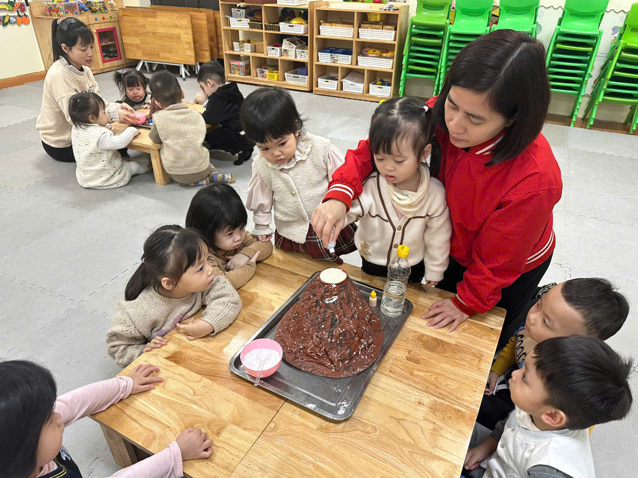 Thí nghiệm vui "Núi lửa phun trào" cùng các con lớp Nhà trẻ D1 - Trường Mẫu Giáo Số 10