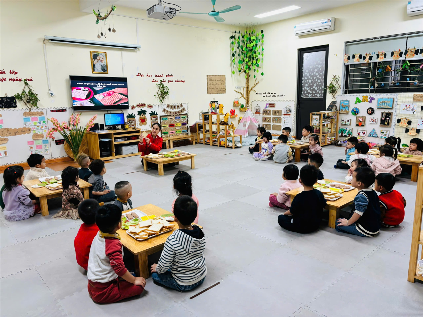 Các bé lớp MGB C2 trải nghiệm: Làm bánh mỳ kẹp ba tê