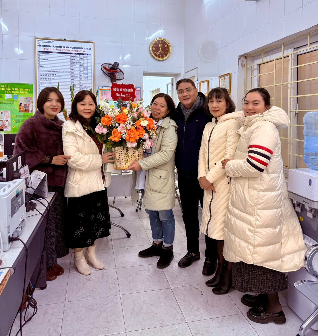 Trường Mẫu giáo Số 10 tặng hoa chúc mừng Trạm y tế phường Đội Cấn nhân ngày Thầy thuốc Việt Nam 27/2.