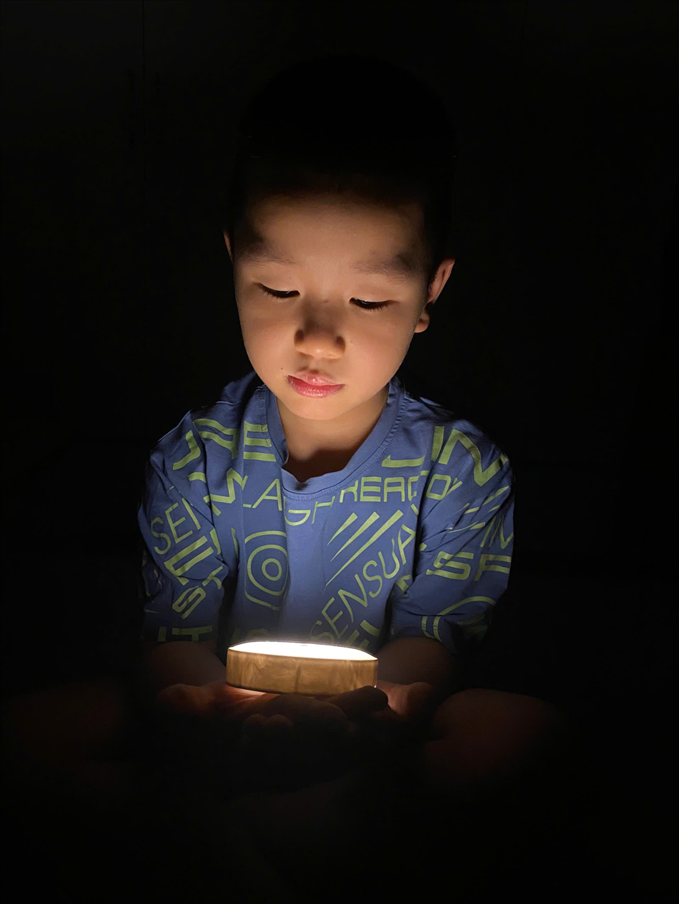 Các bé lớp A1 hưởng hứng giờ trái đất " Tắt đèn- Bật tương lai"