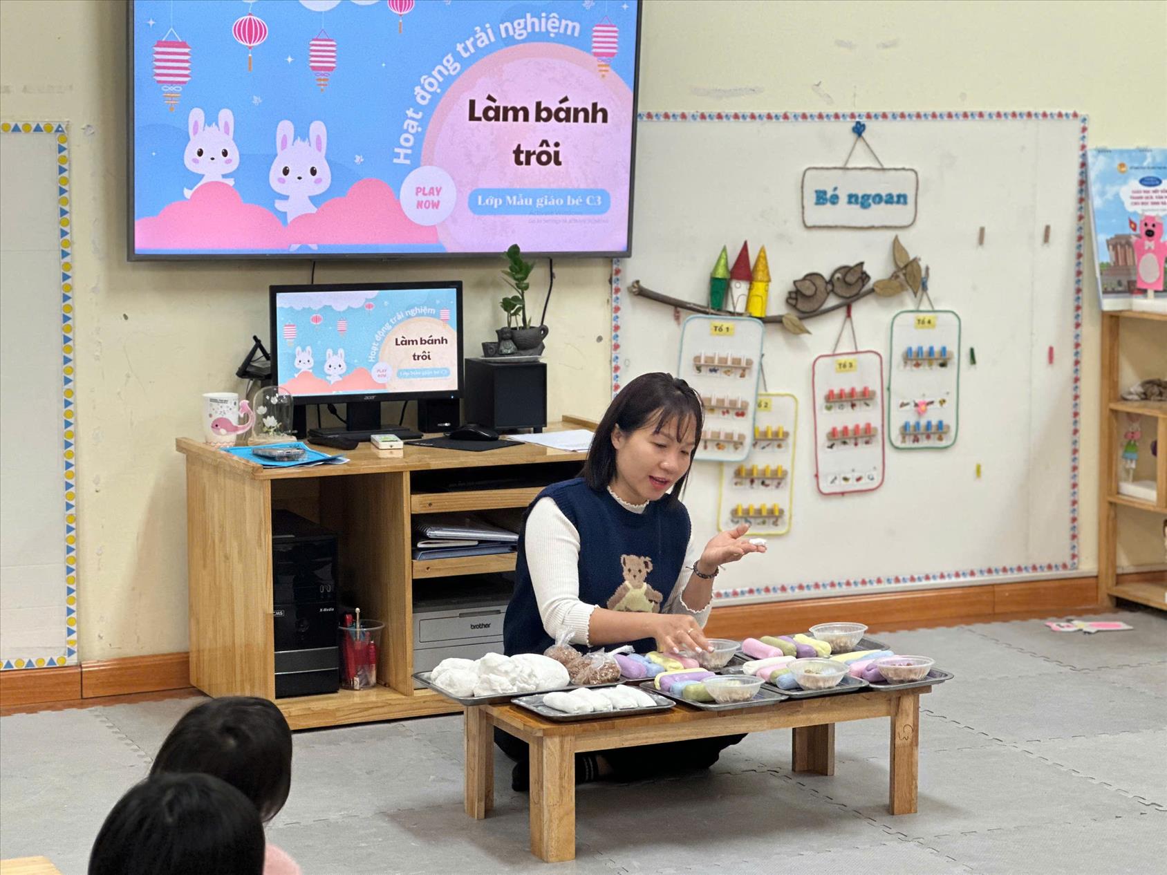 Hoạt động trải nghiệm: Bé tập làm bánh trôi Tết Hàn Thực của các bé lớp C3 – Trường Mẫu giáo số 10 Ba Đình