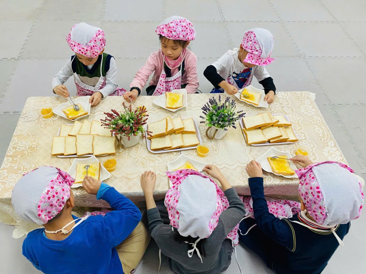 Các bé lớp MGL A5 - trường Mẫu Giáo Số 10 với hoạt động trải nghiệm: “Làm bánh mỳ phết mứt dứa”.