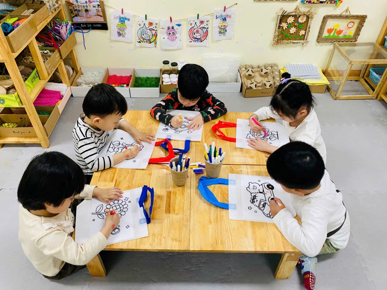 HOẠT ĐỘNG TRẢI NGHIỆM: TRANG TRÍ TÚI LÀM QUÀ TẶNG BÀ, TẶNG MẸ CỦA CÁC BÉ LỚP MẪU GIÁO BÉ C1 TRƯỜNG MẪU GIÁO SỐ 10