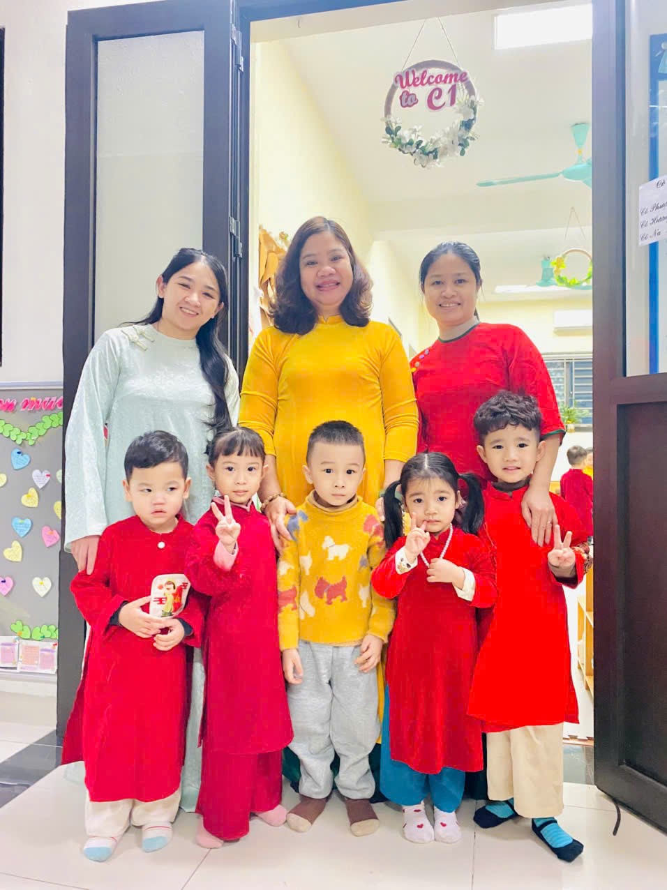 Cô và trò lớp Mẫu giáo Bé C1 - trường Mẫu giáo Số 10 Hưởng ứng “Tuần lễ Áo dài 2025” - Hướng tới kỉ niệm 115 năm ngày Quốc tế Phụ nữ (08/03/1910 – 08/03/2025).