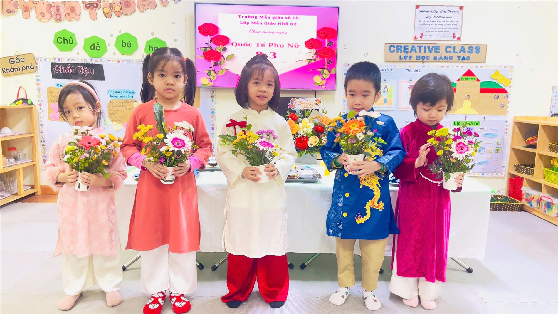 🌸 Lớp B2 với hoạt động Trải nghiệm: “ Bé cắm hoa tặng mẹ, tặng bà nhân ngày 8/3 ” 💐