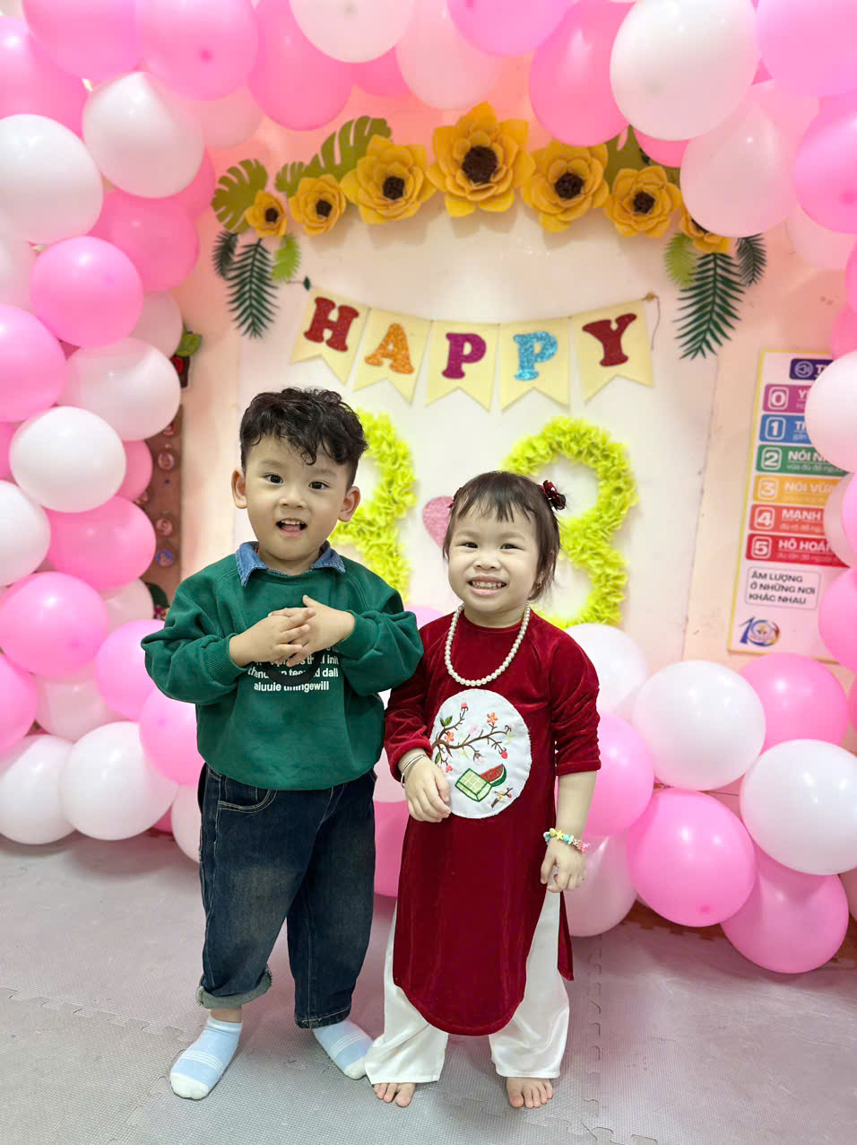 Hoạt động trải nghiệm: Làm vòng tay tặng bà, tặng mẹ nhân ngày Quốc tế phụ nữ 8/3 của lớp Nhà trẻ D1 Trường Mẫu Giáo Số 10 .