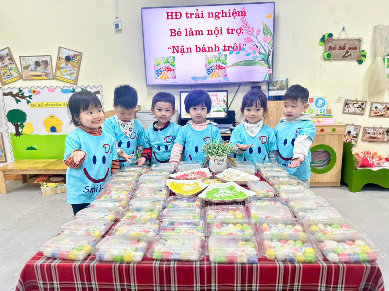 Tết Hàn thực với hoạt động trải nghiệm “ Nặn bánh trôi” của các bé lớp Nhà trẻ D1