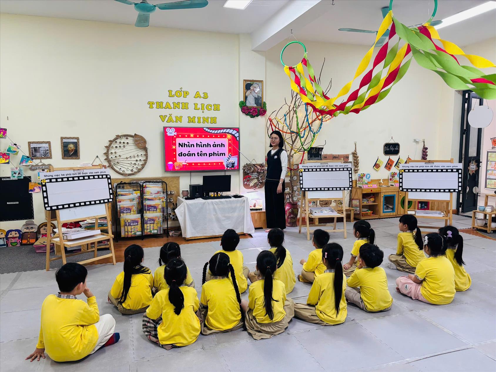 Các con lớp A3 được học văn minh nơi công cộng thông qua hoạt động trải nghiệm xem phim