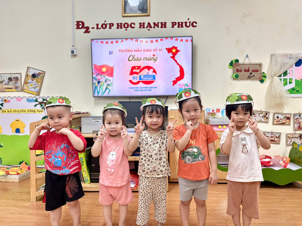 Hoạt động “ Bé làm mũ chú bộ đội” Chào mừng 50 năm giải phóng Miền Nam thống nhất đất nước của các con lớp Nhà trẻ D1.