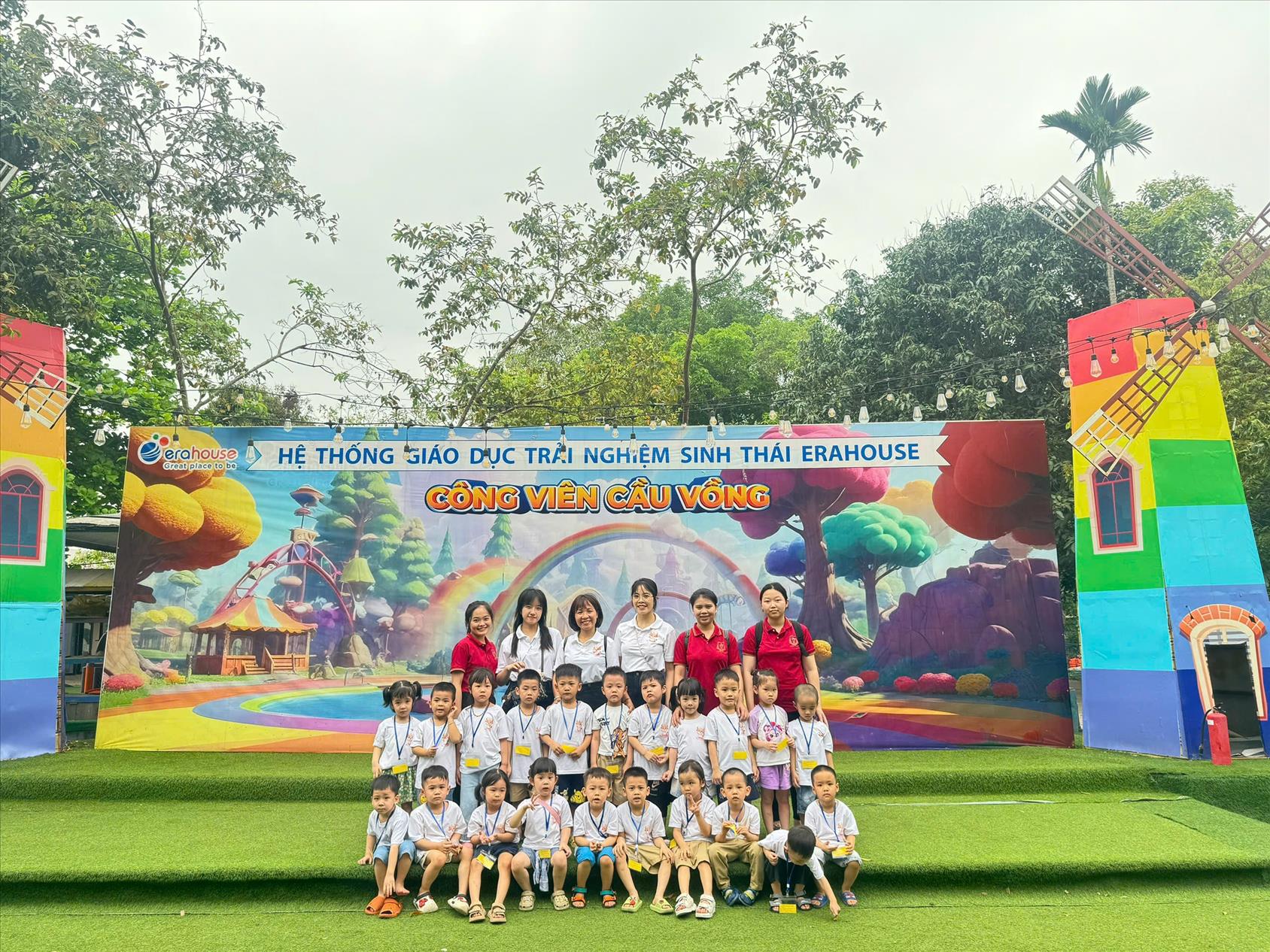 Cùng lớp C3 bật tung năng lượng trong buổi dã ngoại tại Công viên Cầu vồng Erahouse Long Biên