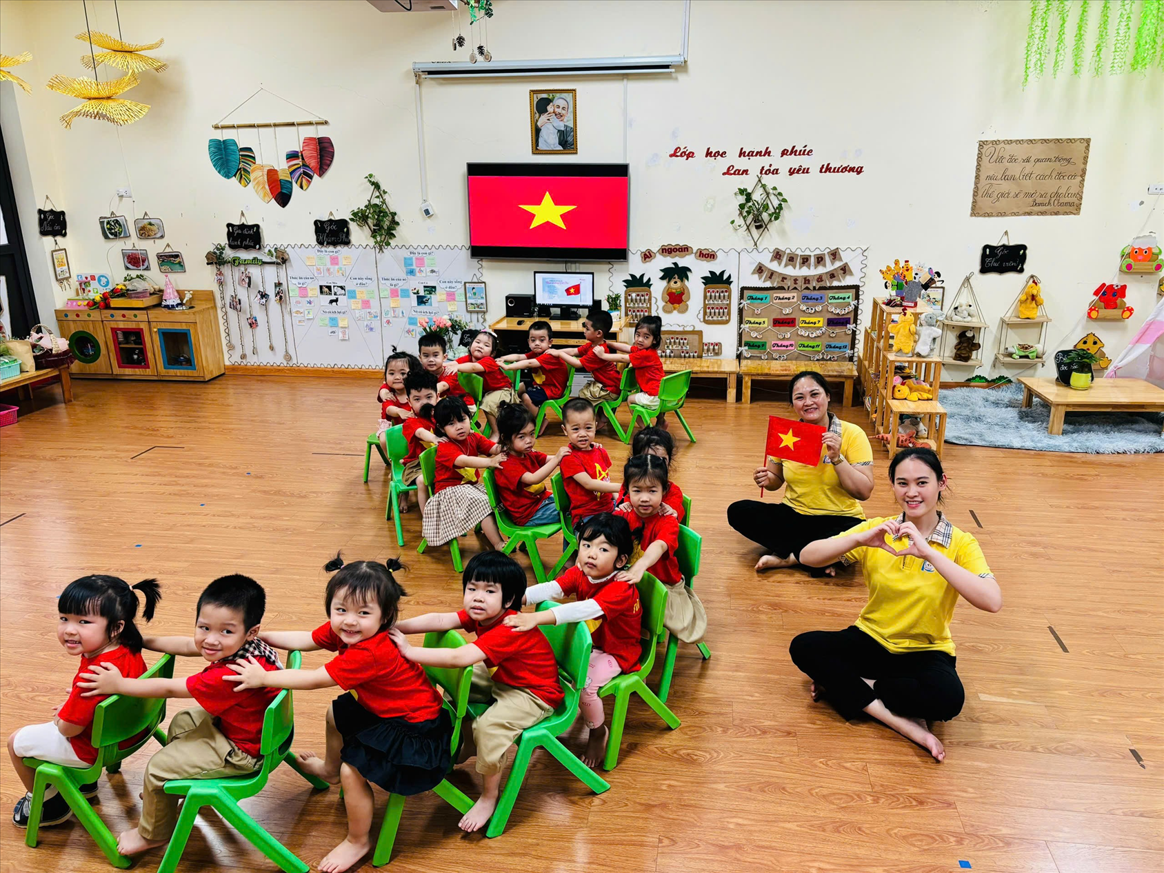 Các hoạt động của các con lớp MG bé C2 mừng Ngày giải phóng miền Nam 30/4