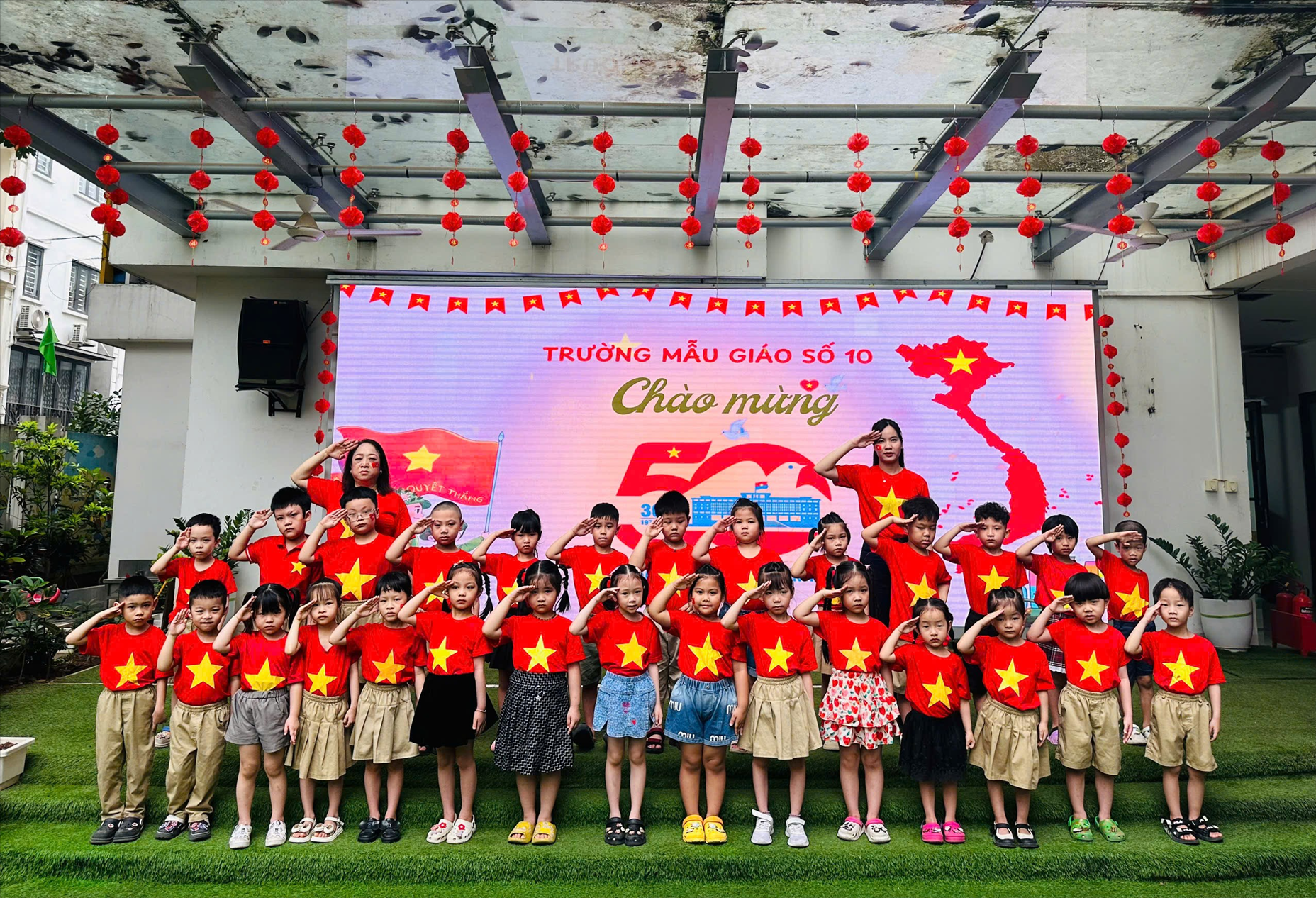 Niềm vui của bé trong ngày thống nhất đất nước, tự hào 50 năm giải phóng miền Nam (30/04/1975 – 30/04/2025) tại lớp Mẫu giáo lớn A4 trường Mẫu Giáo số 10!