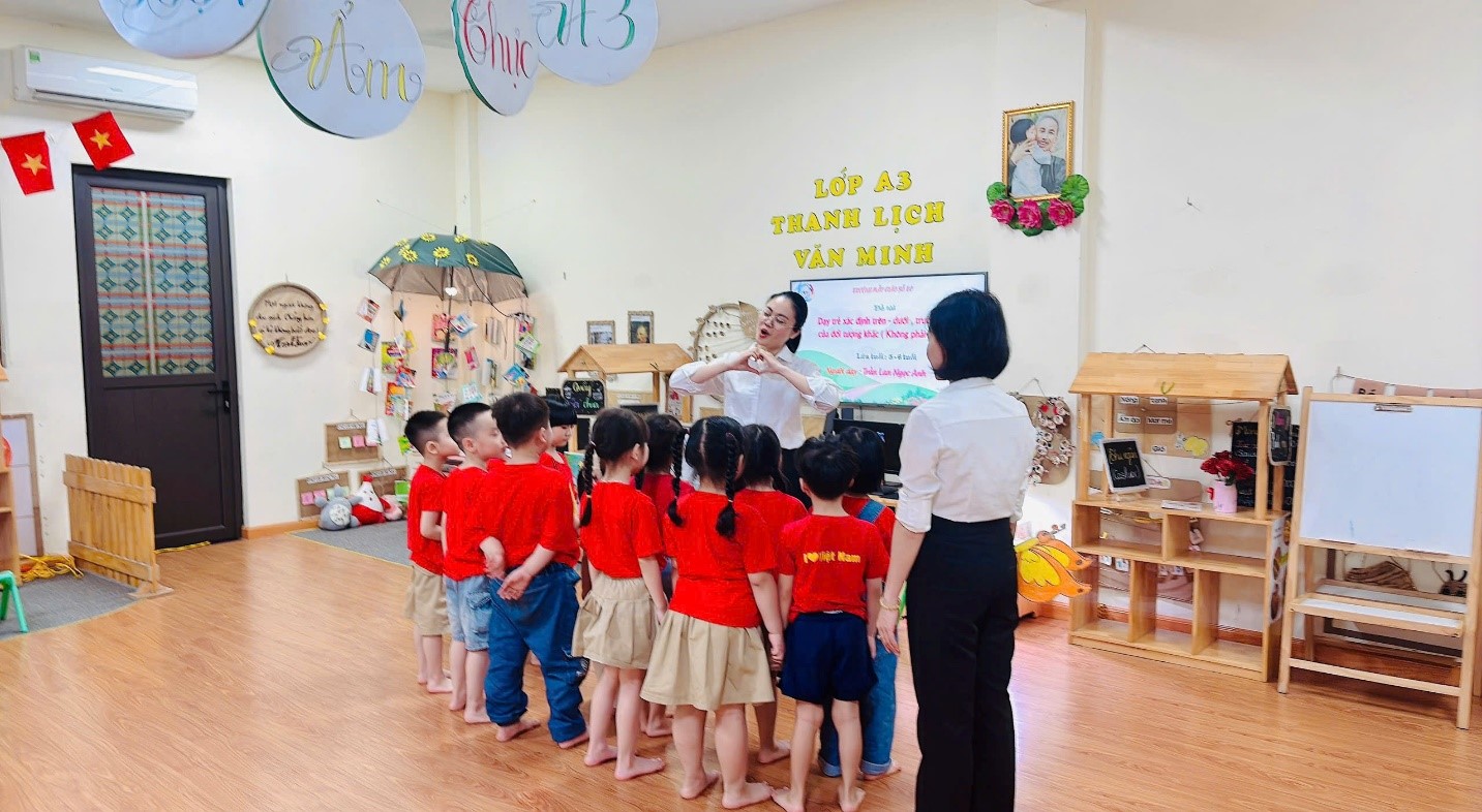 LỚP MẪU GIÁO LỚN A3 SÔI NỔI VỚI CHUỖI CÁC HOẠT ĐỘNG CHÀO MỪNG NGÀY 30/04 VÀ 01/05