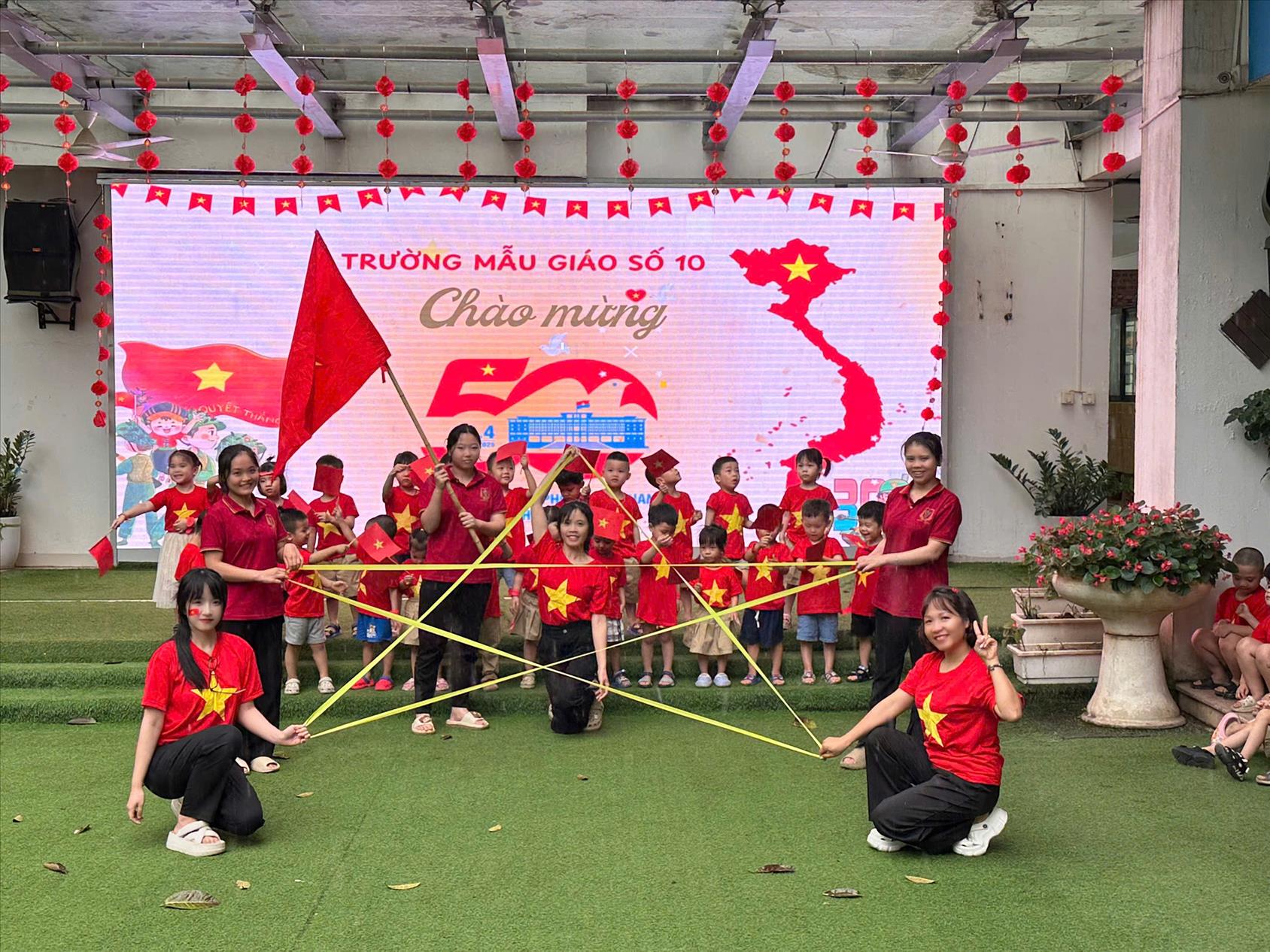 Trái tim nhỏ, tình yêu lớn với Tổ quốc của các bé lớp C3 cùng nhau hưởng ứng đại lễ 50 năm giải phóng miền Nam thống nhất đất nước